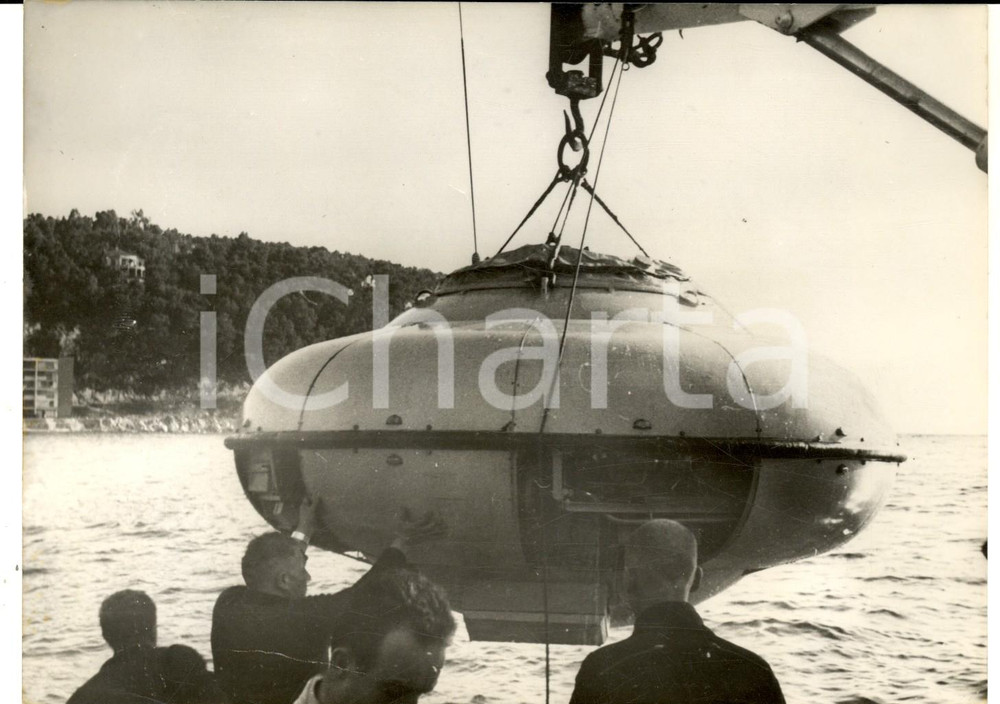 Fotografia d epoca originale 1960 CAP FERRAT Essais de la soucoupe plongeante par la CALYPSO Photo 18x13 1