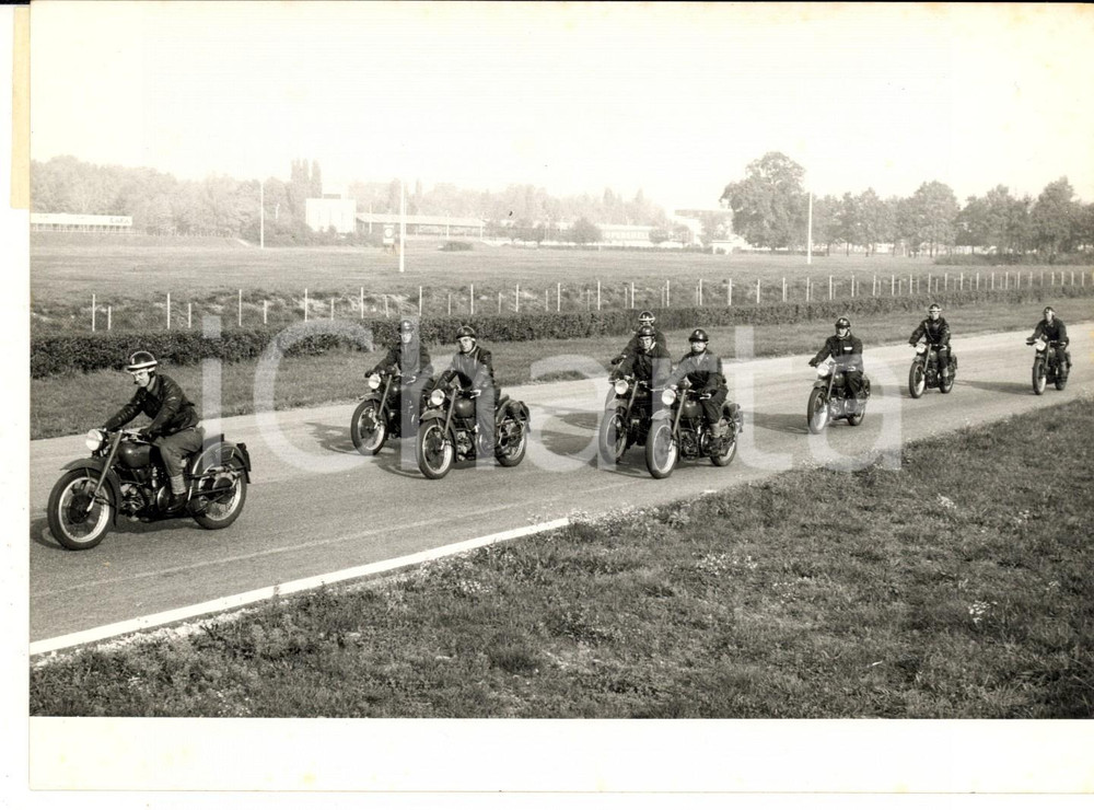 Fotografia d epoca originale 1958 Autodromo MONZA Corso di inseguimento in moto per GUARDIA DI FINANZA Foto 1