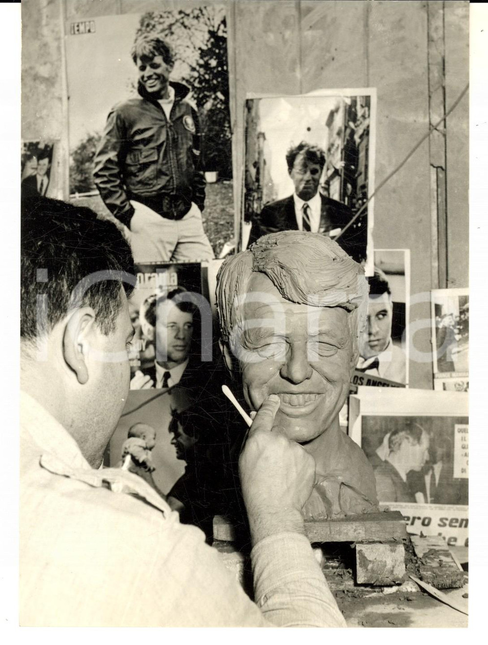 1968 MILANO Lo scultore Mario MORETTI termina il busto di Robert KENNEDY - Foto
