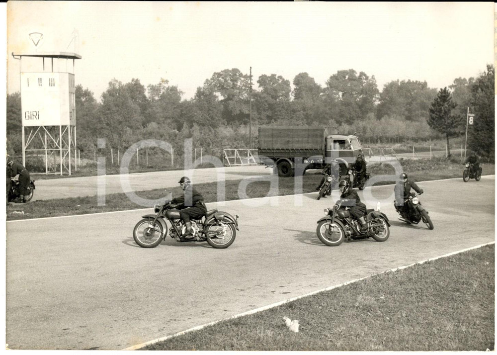Fotografia d epoca originale 1958 Autodromo MONZA Corso di inseguimento in moto per GUARDIA DI FINANZA  Foto 1