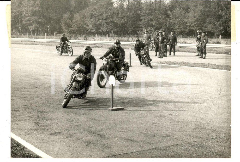 Fotografia d epoca originale 1958 Autodromo MONZA Corso inseguimento in moto per GUARDIA DI FINANZA  Foto 1