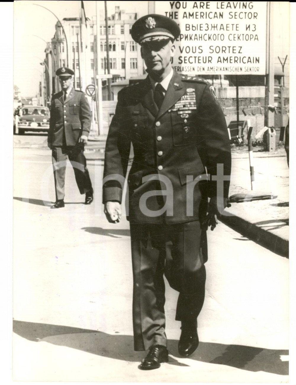 Fotografia d epoca originale 1962 BERLINO Generale USA Paul FREEMAN visita il Muro Fotografia 13x18 cm 1