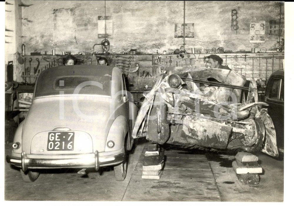 Fotografia d epoca originale 1959 GENOVA Fiat 600 distrutta da un incidente ad Arenzano Foto 18x13 cm 1