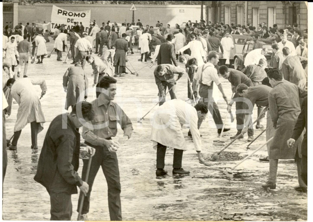 1959 PARIS Les "bizuths" élèves ingénieurs lavent la Place du Panthéon *Photo