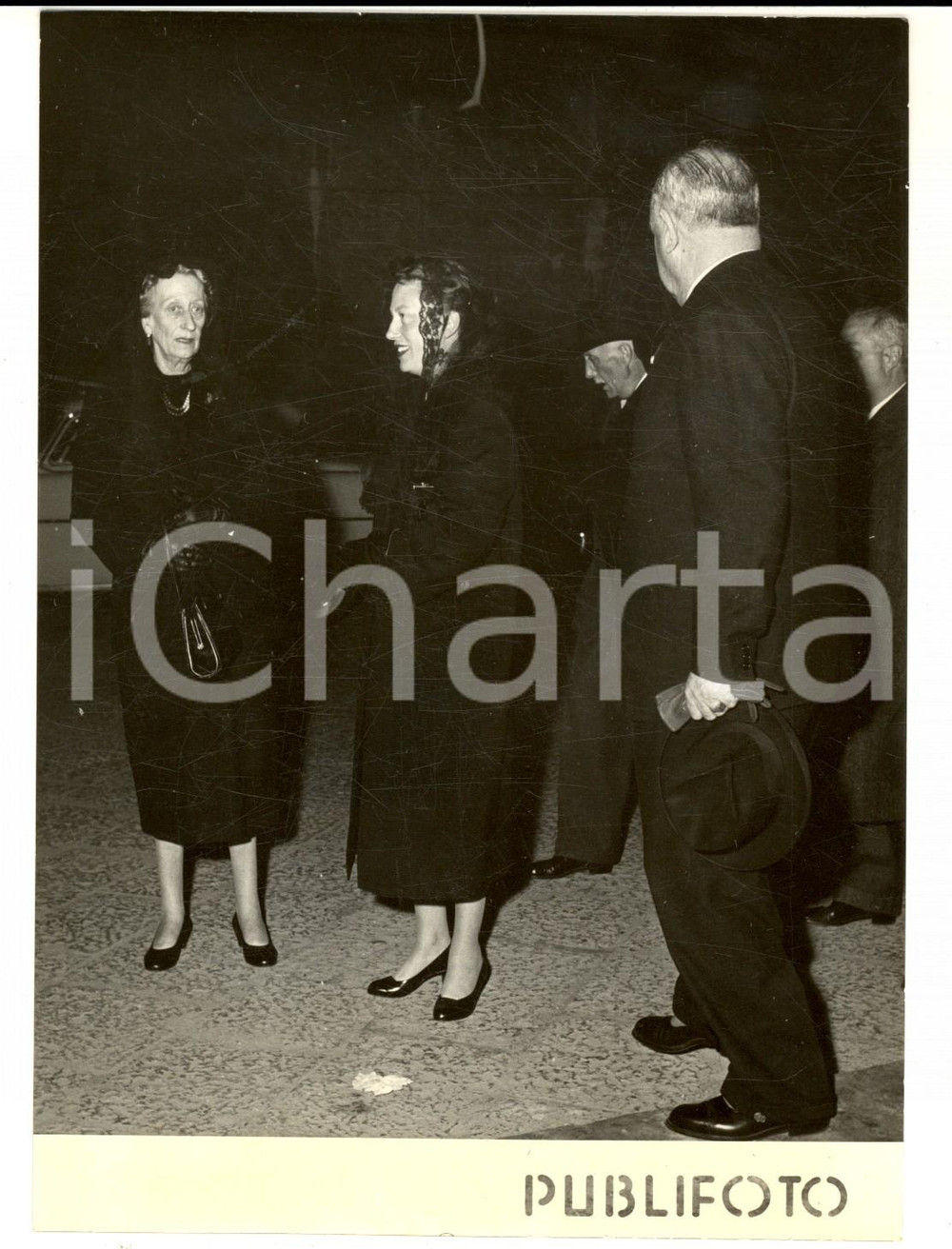 Fotografia d epoca originale 1958 NAPOLI Il principe Ranieri e i BORBONE al ritorno delle salme reali Foto 1