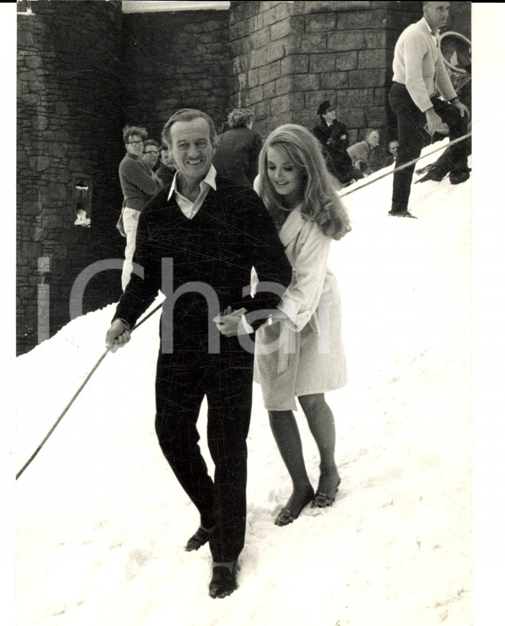 Fotografia d epoca originale 1966 LONDON David NIVEN e Barbara BOUCHET scherzano sul vicino set di POLANSKI 1