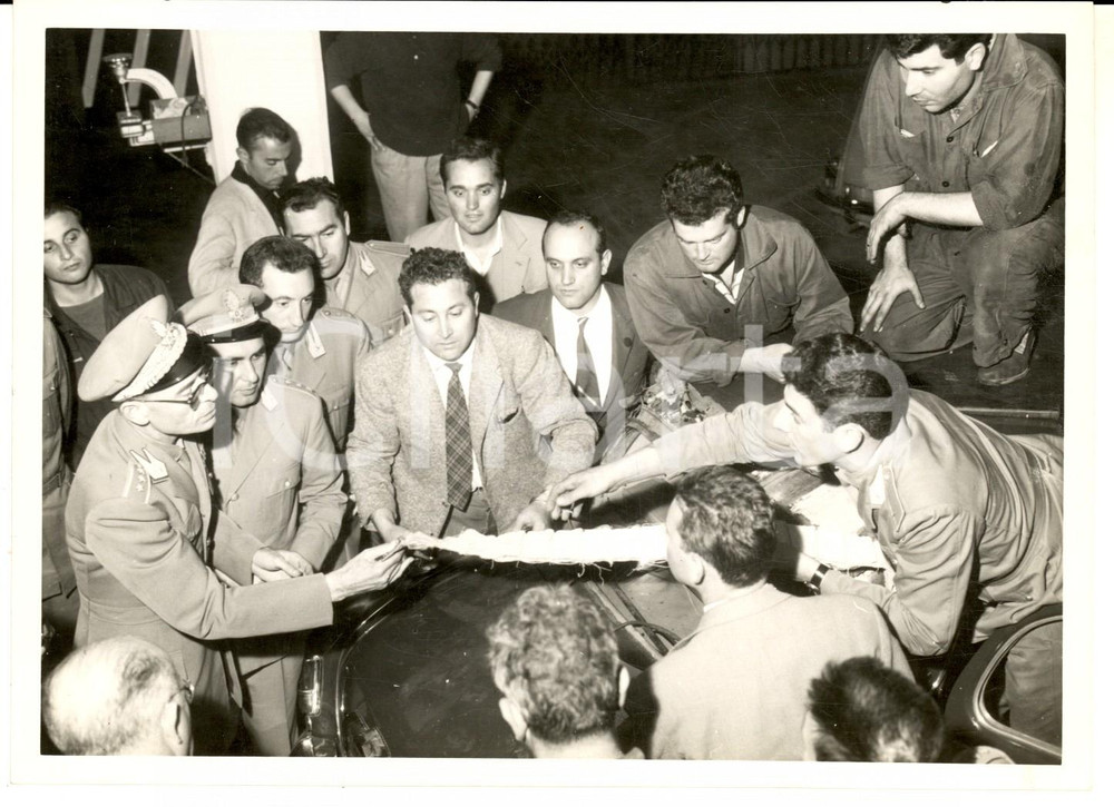 Fotografia d epoca originale 1960 GENOVA Guardia di Finanza sequestra auto con 150 kg in lingotti d oro 1