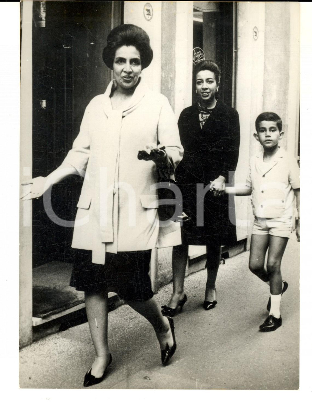 Fotografia d epoca originale 1964 ROMA Regina Afghanistan HUMAIRA BEGUM a passeggio in cittÃ  Foto 13x18 cm 1