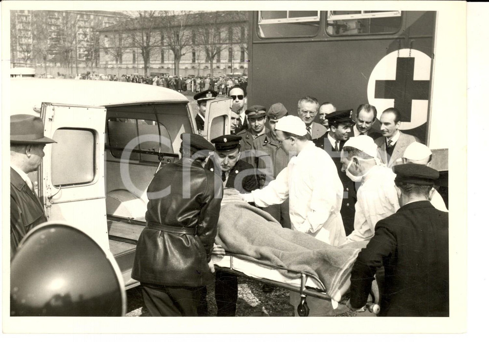 Fotografia d epoca originale 1959 TORINO Arrivo in ospedale di un paziente sul nuovo elisoccorso Foto 18x13 1