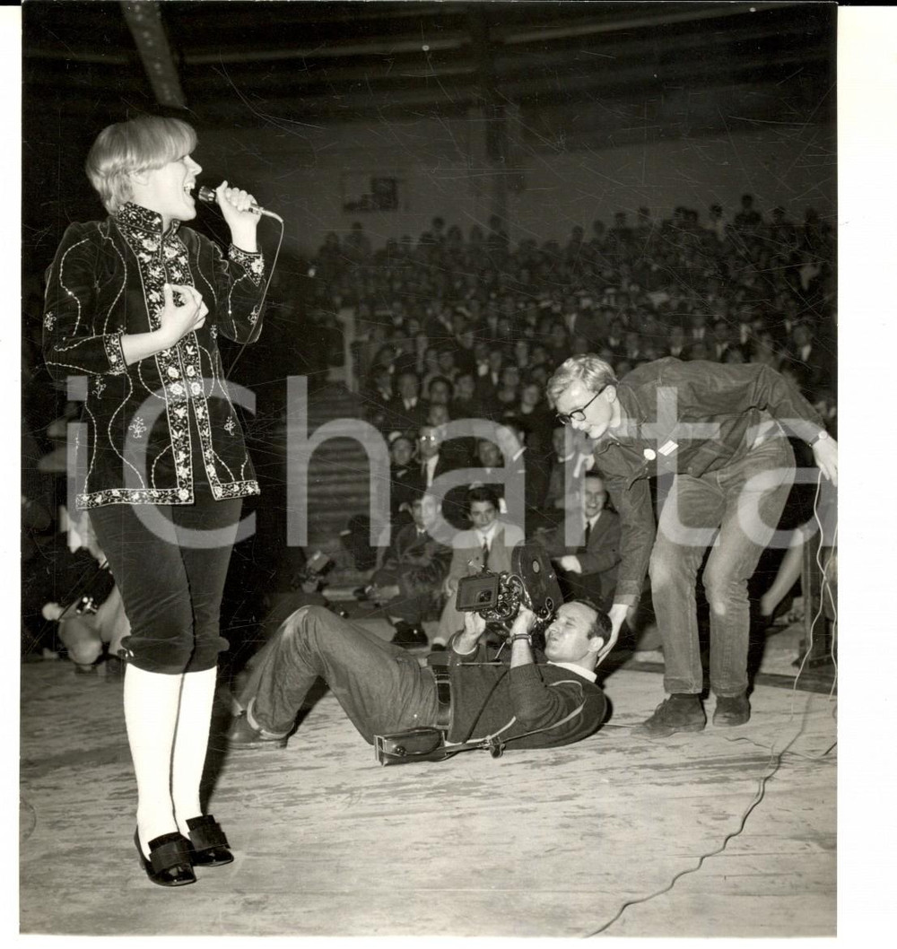 Fotografia d epoca originale 1967 CANTEUROPA Caterina CASELLI ripresa da un fotografo a terra Foto 13x18 1