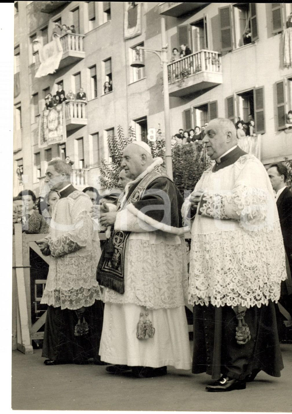 Fotografia d epoca originale 1961 ROMA Papa Giovanni XXIII in visita al quartiere APPIO Foto 13x18 cm 1