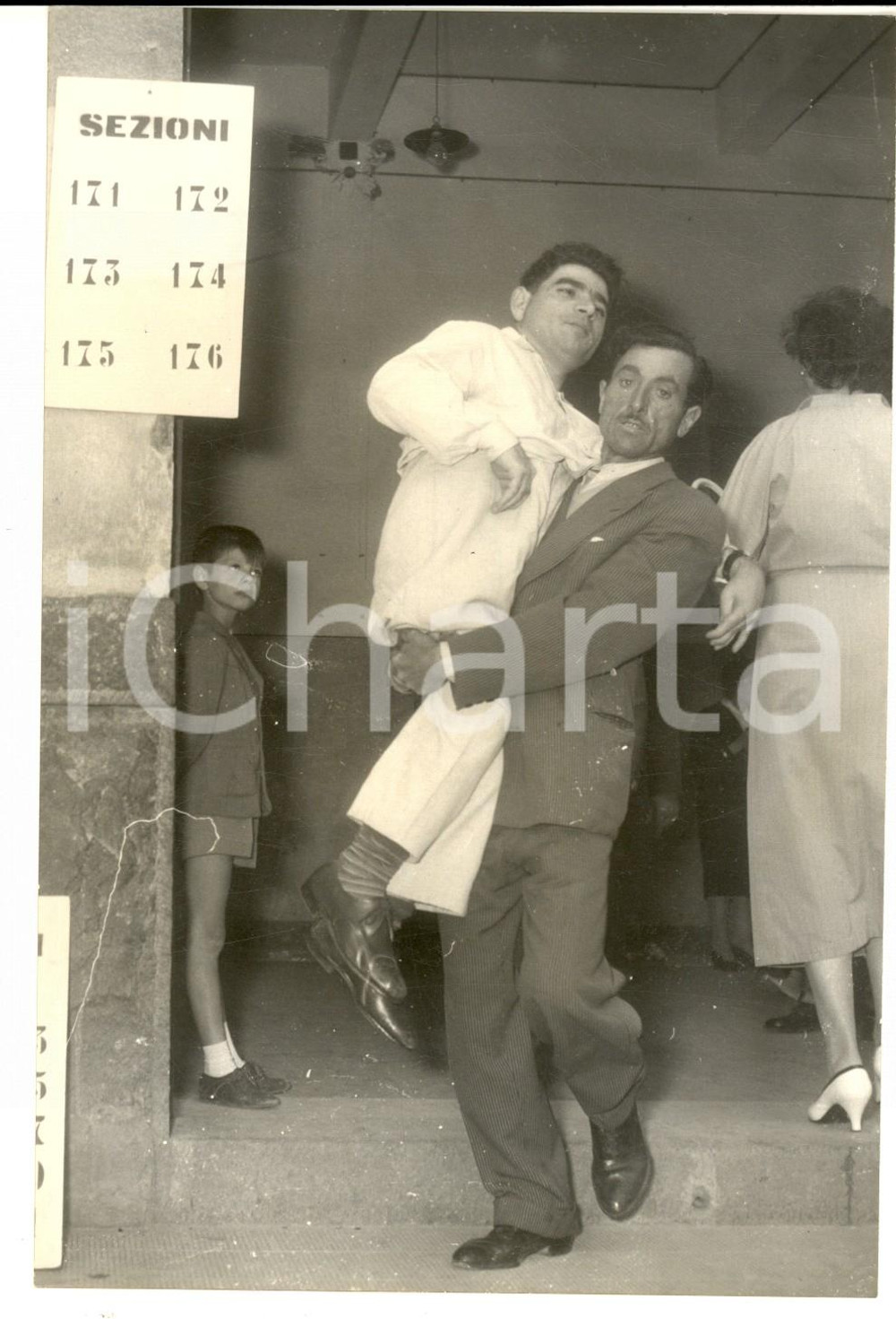 Fotografia d epoca originale 1959 CATANIA ELEZIONI REGIONALI Un disabile accompagnato al voto Foto 14x18 1