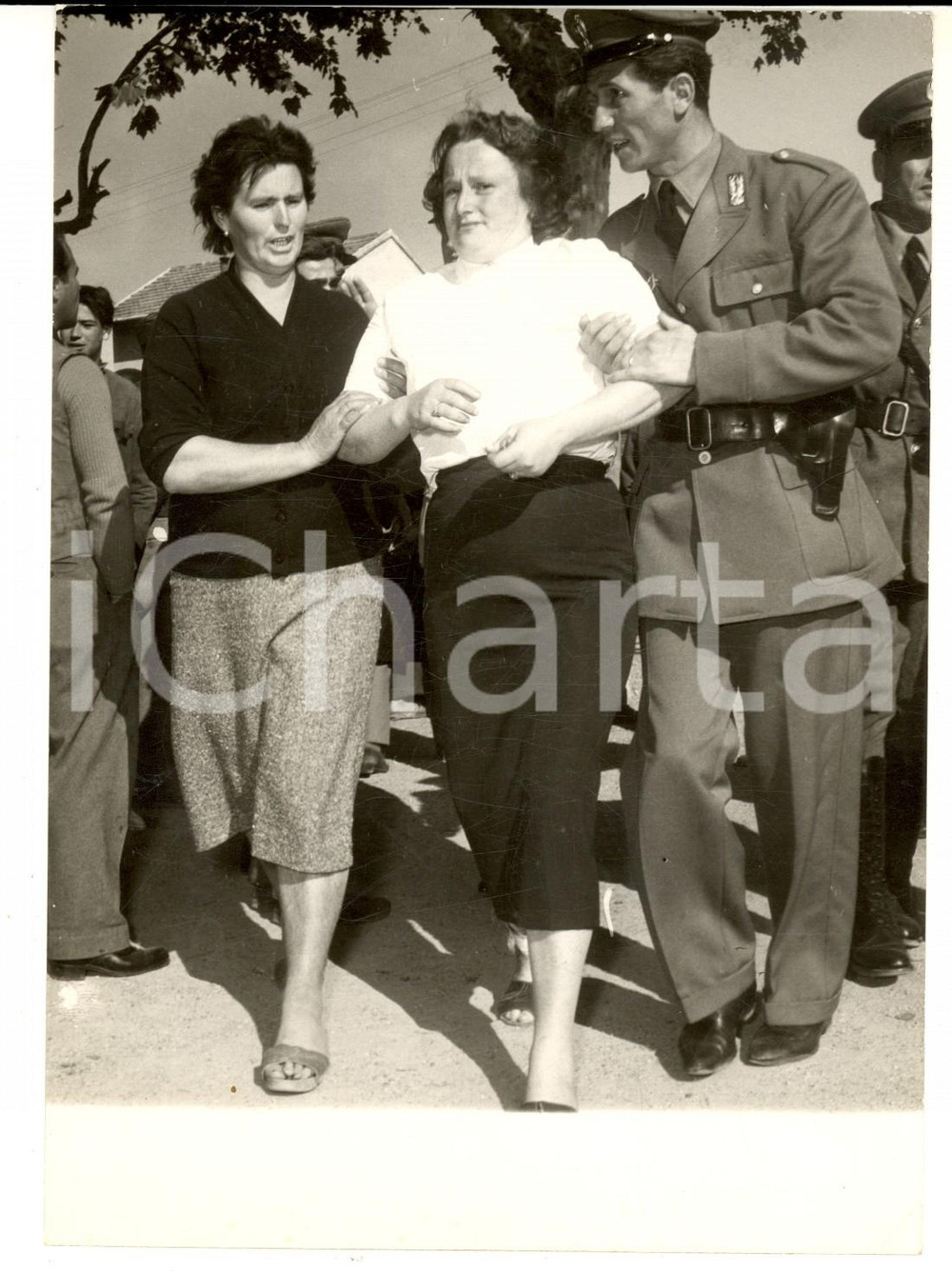 Fotografia d epoca originale 1956 TERRAZZANO Sequestro di 96 bambini  L attesa dei familiari Foto 13x18 1
