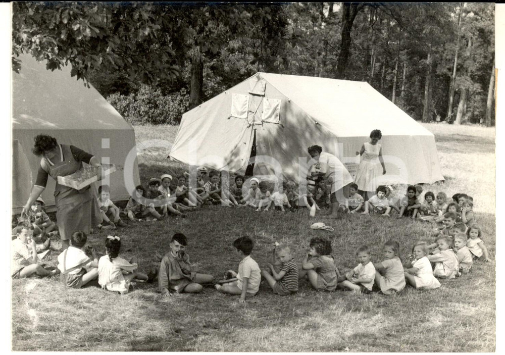 Fotografia d epoca originale 1961 PARIS BOIS DE BOULOGNE Gouter aux enfants du centre vacances Photo 18x13 1