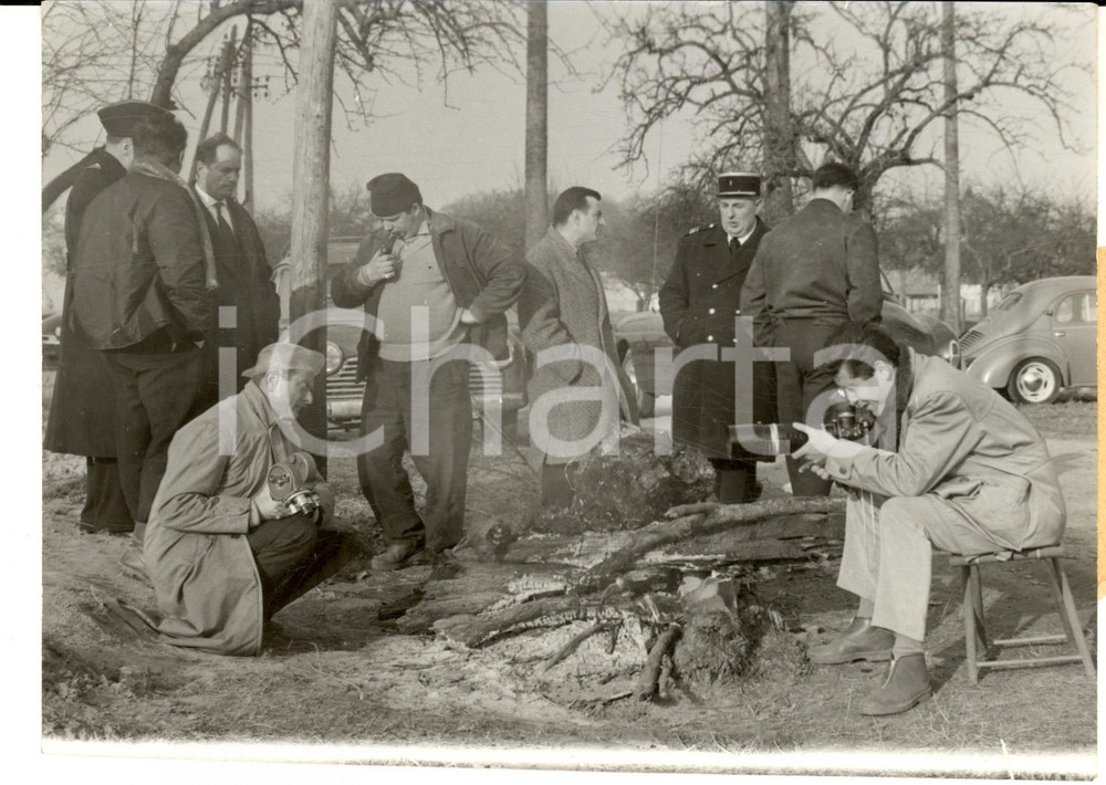 Fotografia d epoca originale 1962 CHATEAU D AUNOY Journalistes autour de la rÃ©sidence de BEN BELLA Photo 1