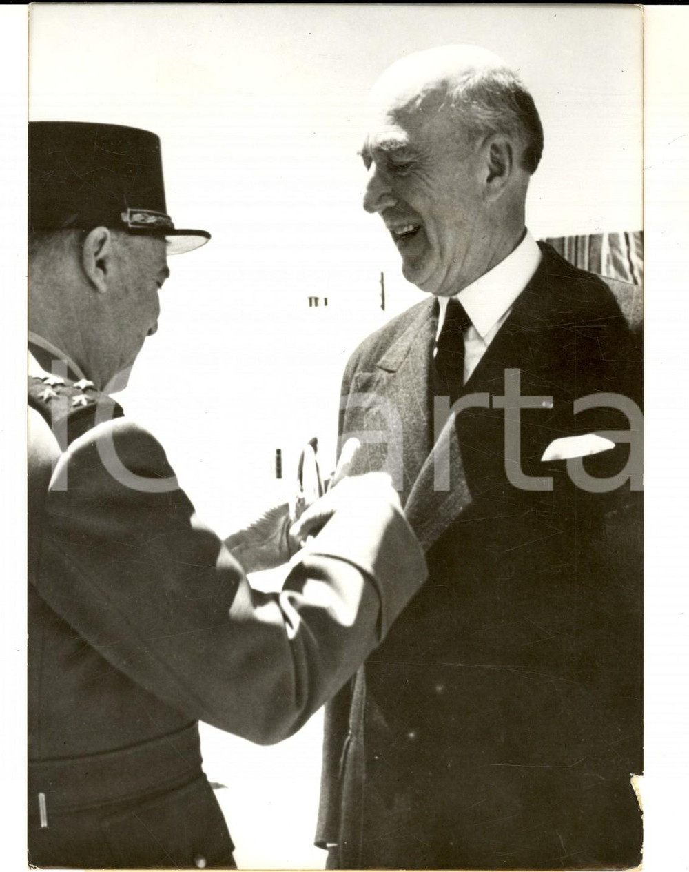 Fotografia d epoca originale 1959 PARIS Affaire LACAZE  Jean WALTER reÃ§oit insignes de Grand Officier Photo 1