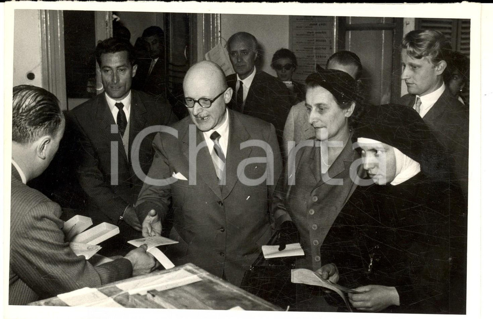 Fotografia d epoca originale 1959 TORINO Il sindaco Amedeo PEYRON alle urne Fotografia 18x12 cm 1