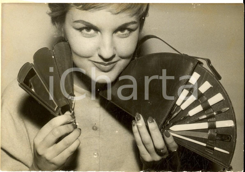Fotografia d epoca originale 1957 PARIS Exposition de la Maroquinerie  Nouveaux Ã©tuis et nÃ©cessaires Photo 1