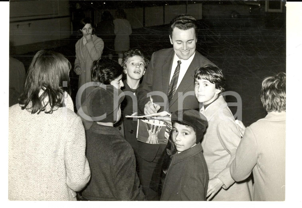 Fotografia d epoca originale 1967 MILANO Tenore Gianfranco CECCHELE firma autografi ai bambini Foto 1
