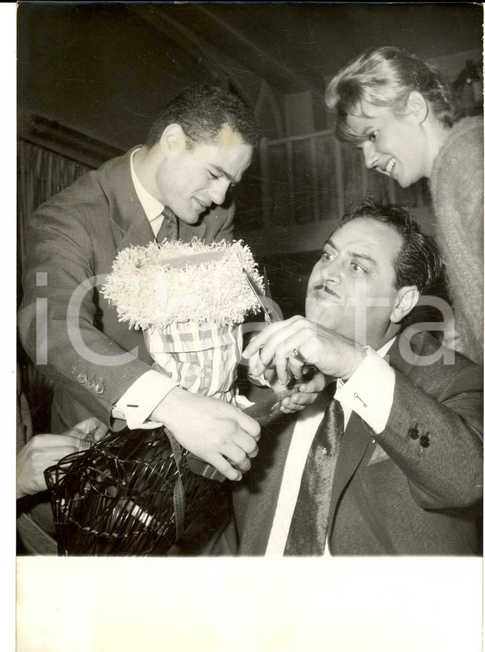 Fotografia d epoca originale 1958 MODE PARIS Dario MORENO et HALIMI avec un bonnet pour les catherinettes 1