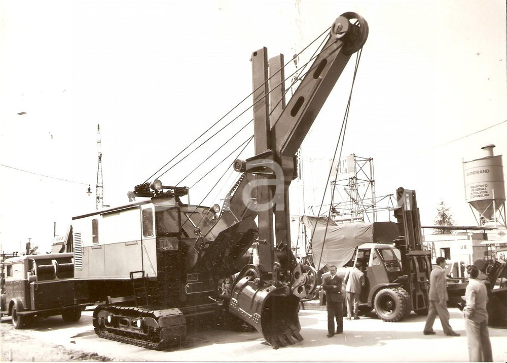 Fotografia d epoca originale 1954 MILANO Fiera campionaria  Padiglione URSS Macchinari edili Foto 18x13 cm 1