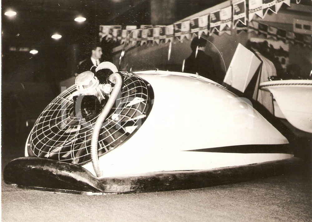 Fotografia d epoca originale 1965 GENOVA  IV SALONE NAUTICO Gokart acquatico Foto 17x12 cm 1
