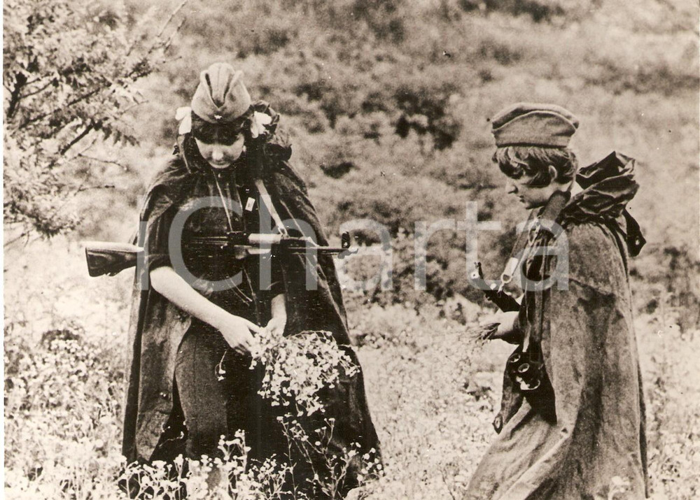 Fotografia d epoca originale 1968 VLADIVOSTOK  YOUNG PIONEERS Two girls collect flowers during war game Foto 1