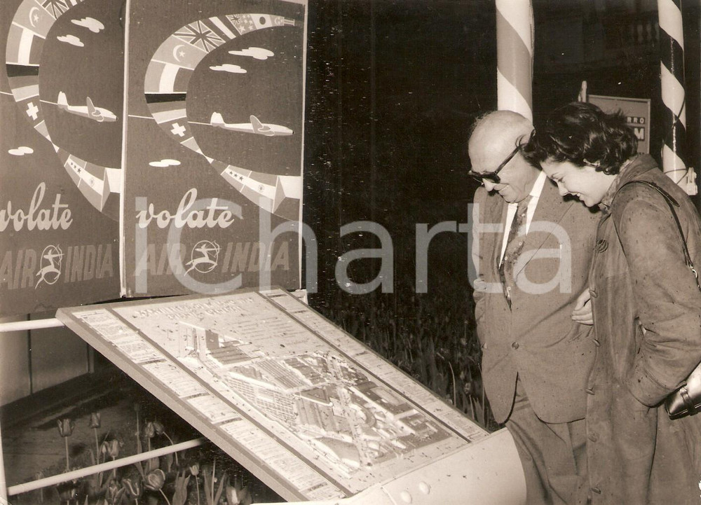 Fotografia d epoca originale 1959 XXXVII FIERA DI MILANO Onorevole Pietro NENNI visita stand AIR INDIA Foto 1
