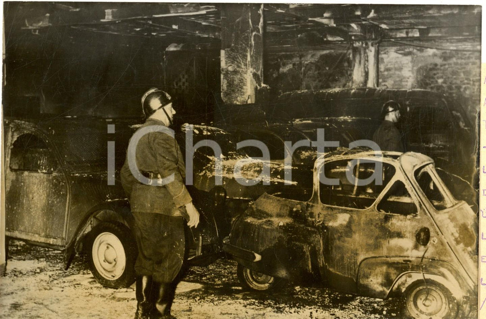 Fotografia d epoca originale 1956 ALGER Pompieri in un garage incendiato dai terroristi Foto 18x13 cm 1