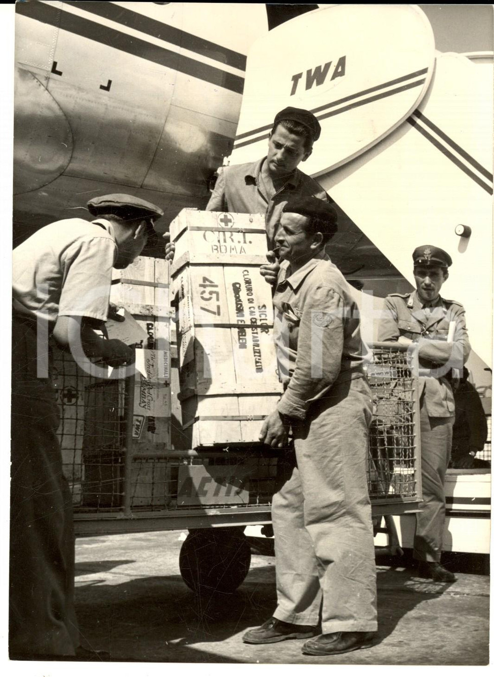 Fotografia d epoca originale 1954 ROMA CIAMPINO Partenza medicine CROCE ROSSA ITALIANA pro India Foto 13x18 1