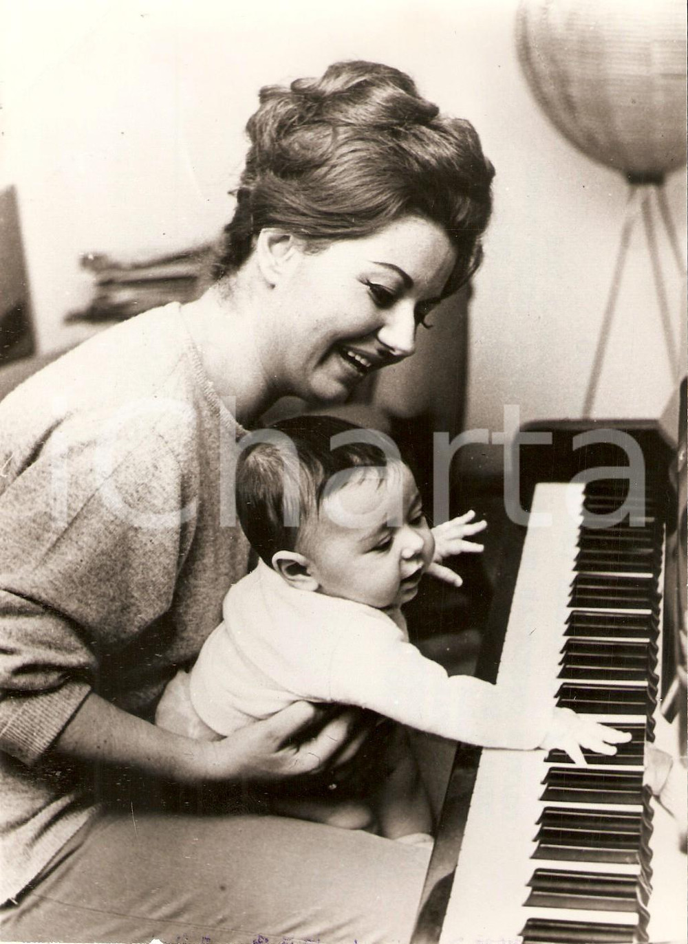 Fotografia d epoca originale 1963 NAPOLI Gloria CHRISTIAN suona il pianoforte con sua figlia Foto 13x18 cm 1