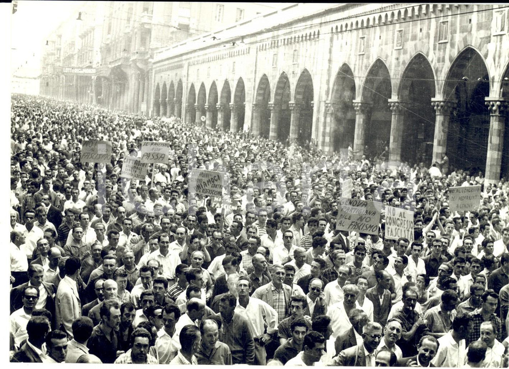 Fotografia d epoca originale 1960 ca GENOVA Via XX Settembre  Corteo antifascista per festa XXV Aprile Foto 1