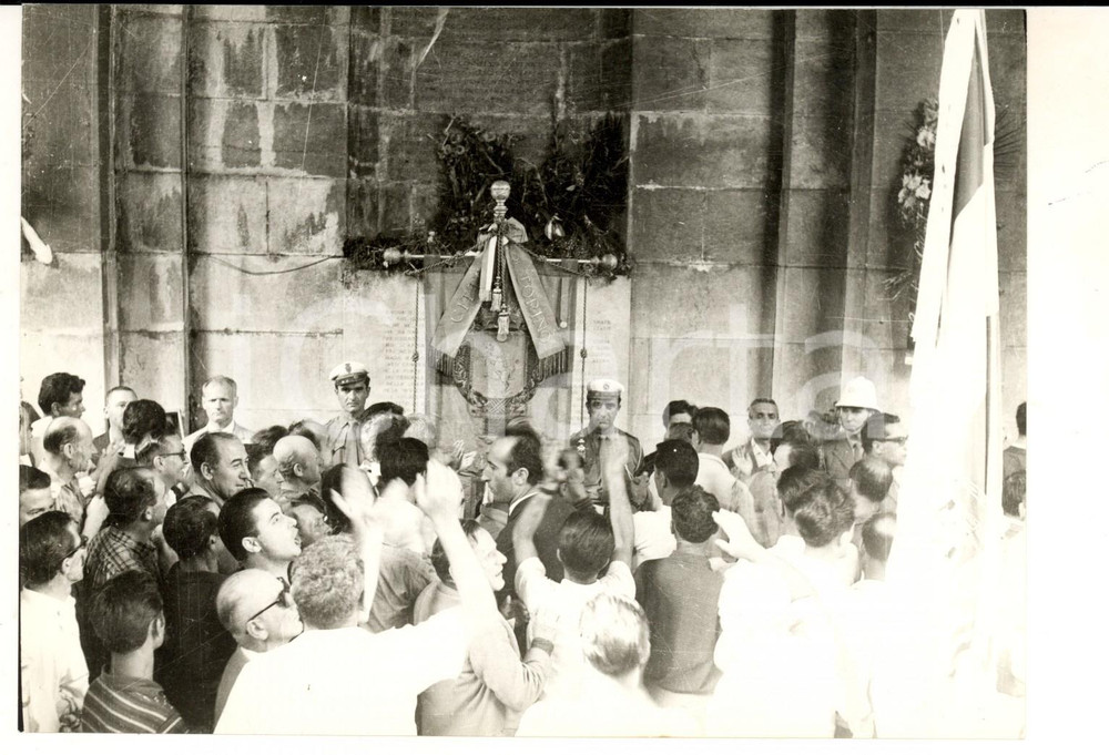 Fotografia d epoca originale 1960 ca GENOVA Festa XXV Aprile  Stendardo CITTA  DI TORINO Foto 18x13 1