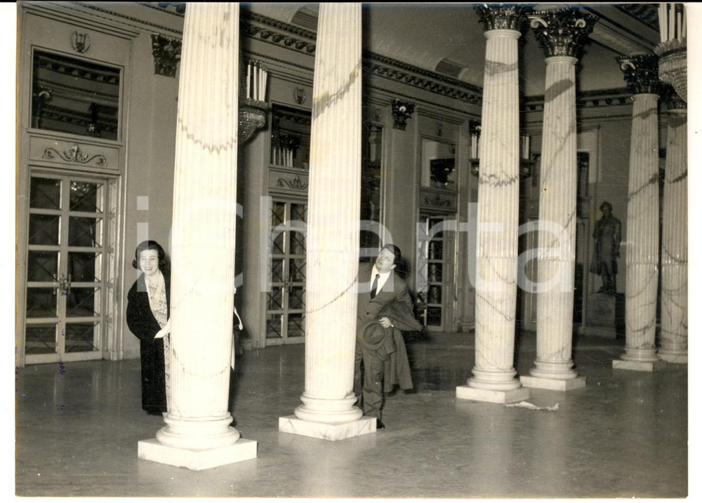 Fotografia d epoca originale 1963 MILANO TEATRO ALLA SCALA Giulietta SIMIONATO Gianni RAIMONDI nel museo FOTO 1
