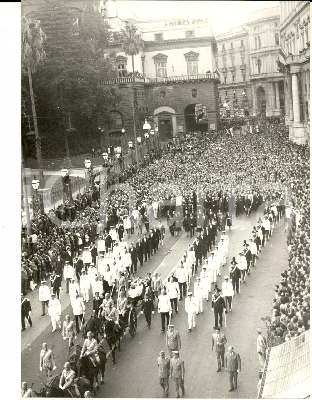 Fotografia d epoca originale 1959 NAPOLI Il corteo ai funerali dello statista Enrico DE NICOLA Foto 14x18 cm 1