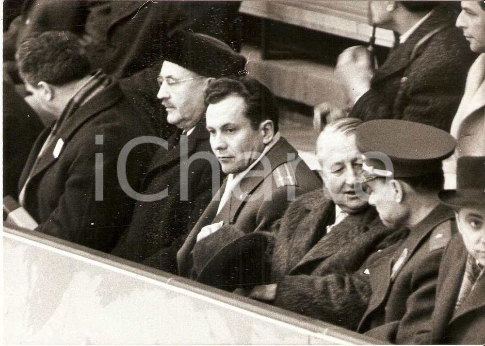 Fotografia d epoca originale 1964 INNSBRUCK Cosmonaut Pavel POPOVICH watching hockey match URSS  SWEDEN Foto 1