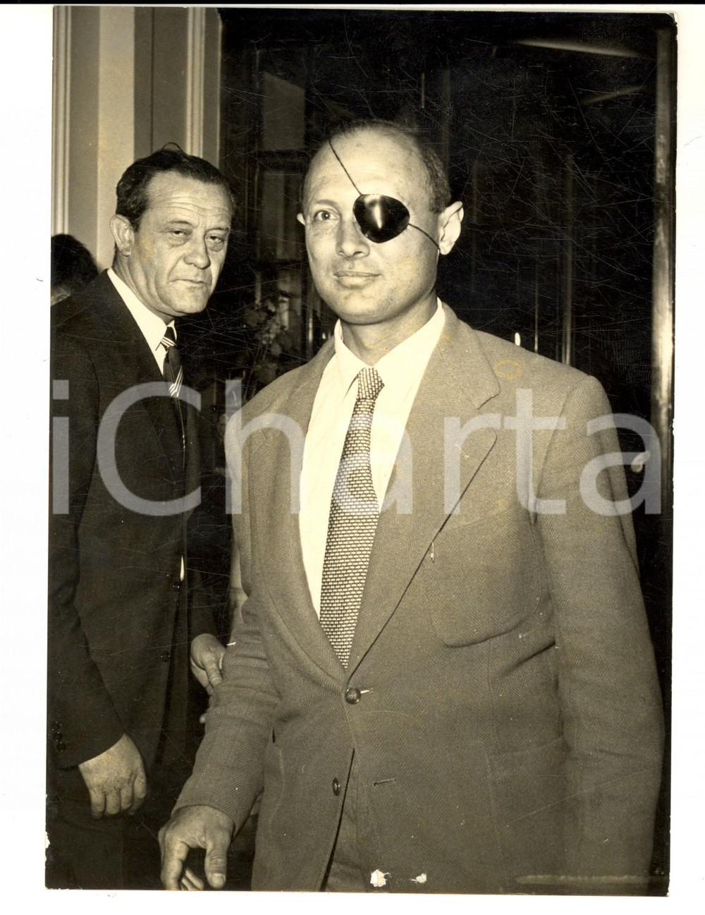 Fotografia d epoca originale 1957 ROMA Generale israeliano Moshe DAYAN nel suo albergo Foto 13x18 cm 1