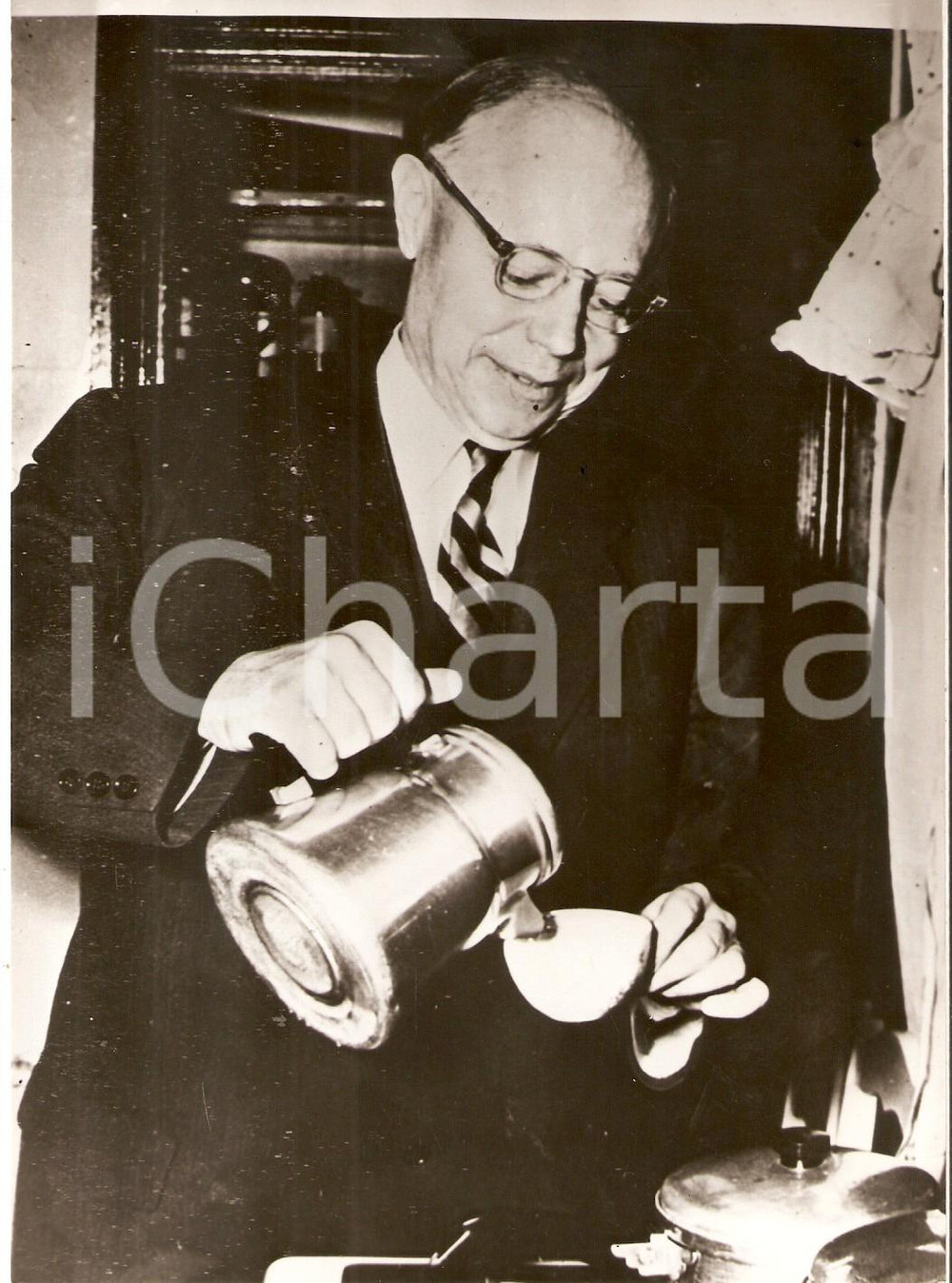 Fotografia d epoca originale 1953 NEW YORK Senator Robert A. TAFT drinks a cup of tea Foto 13x18 cm 1
