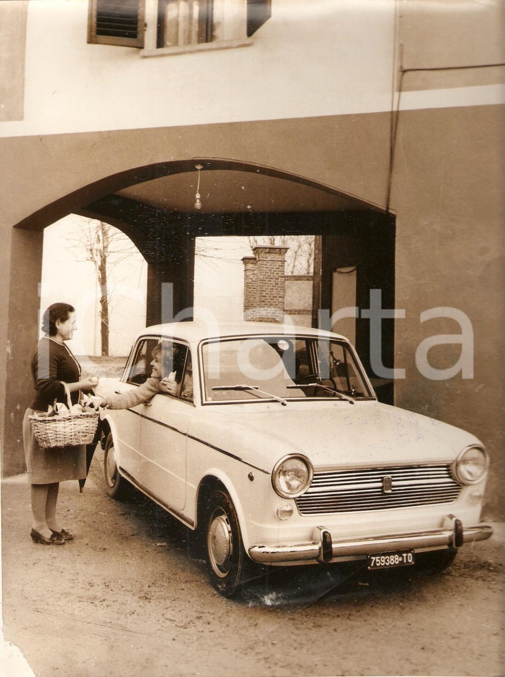 Fotografia d epoca originale 1966 TORINO Presentazione FIAT 1100.R Chiacchiere in cortile Foto 18x24 cm 1