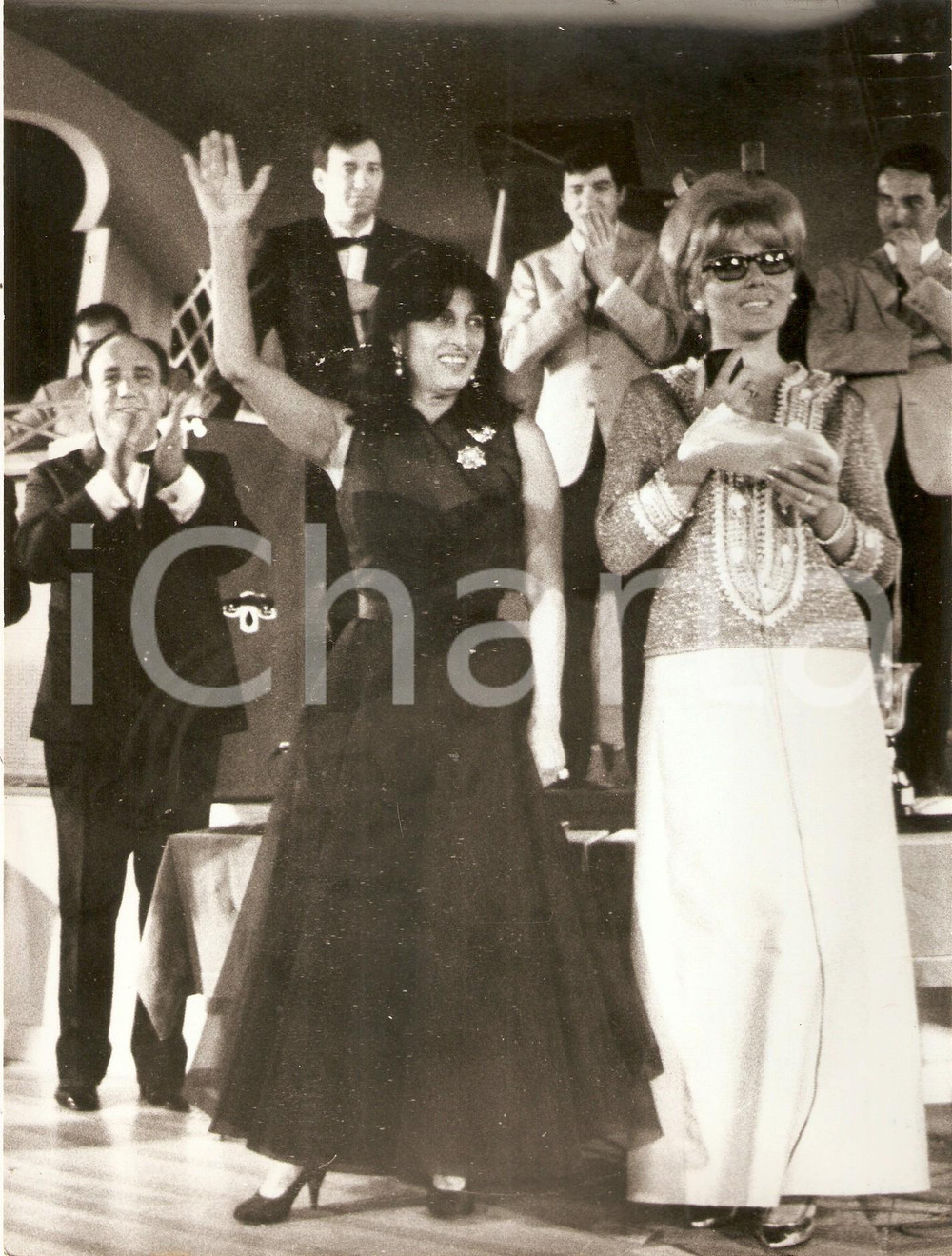 Fotografia d epoca originale 1965 PREMIO RICCIONE Anna MAGNANI premiata da Edy CAMPAGNOLI Foto 18x24 cm 1