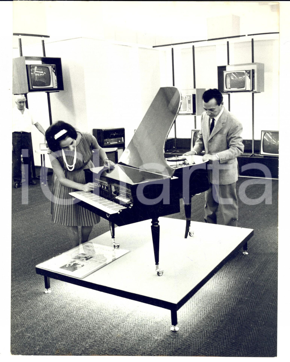 Fotografia d epoca originale 1962 MILANO Mostra della Radio e della Televisione  Una sala Foto 18x24 cm 1