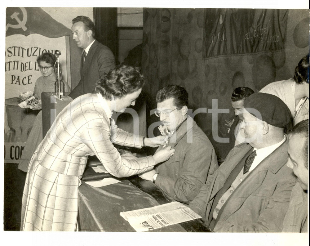 Fotografia d epoca originale 1960 ca GENOVA Congresso PARTITO COMUNISTA  Fiori agli oratori Foto 24x18 cm 1