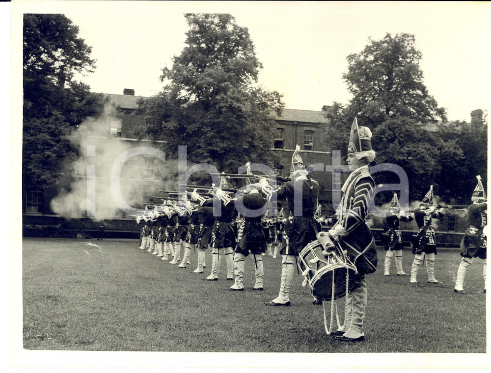 Fotografia d epoca originale 1954 LEEDS The Coldstream Guards for the Northern Command Tattoo Photo 20x15 1