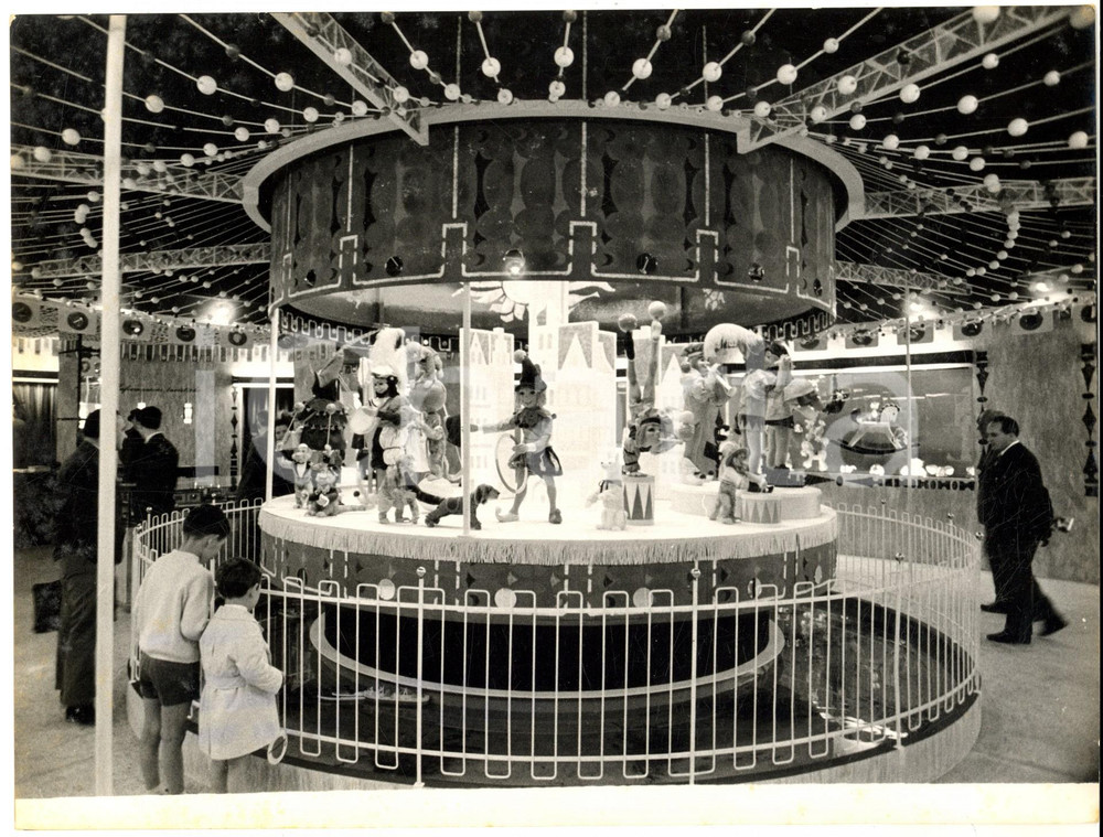 Fotografia d epoca originale 1960 MILANO 38 FIERA CAMPIONARIA Una giostra di pupazzi per bambini Foto 24x18 1