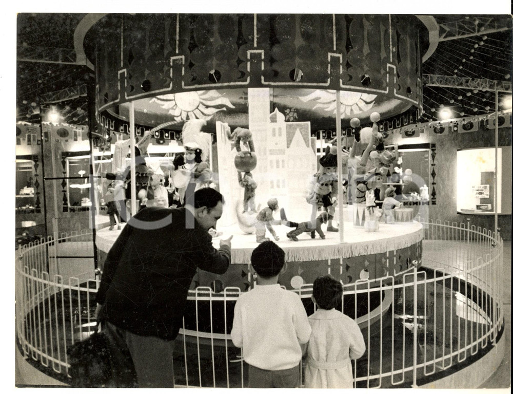 Fotografia d epoca originale 1960 MILANO 38 FIERA CAMPIONARIA Giostra di giocattoli per bambini Foto 24x18 1