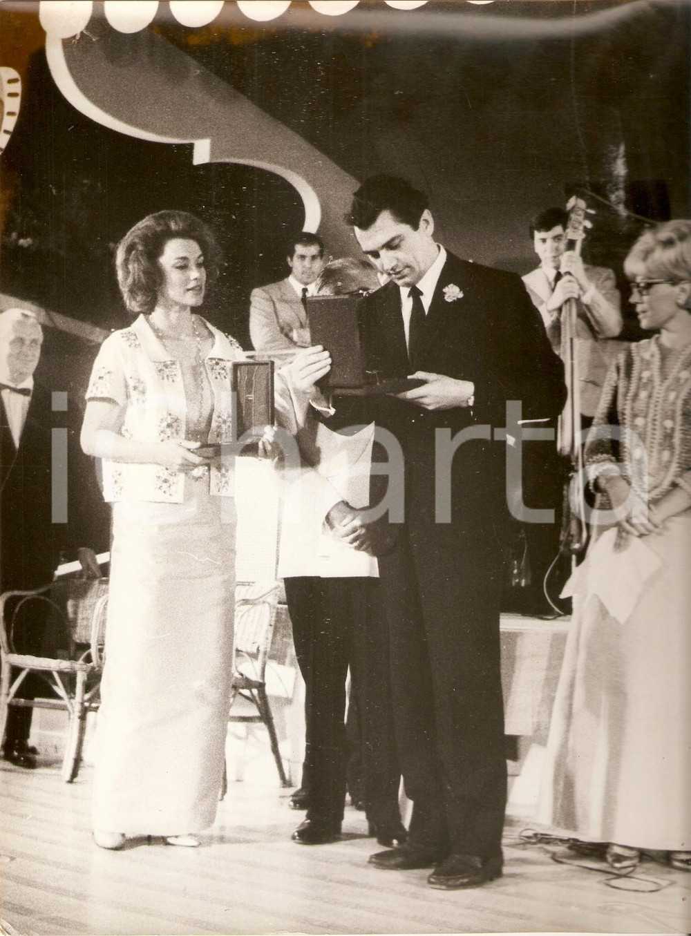 Fotografia d epoca originale 1965 PREMIO RICCIONE Linda CHRISTIAN e Edmund PURDOM ricevono premio Foto 18x24 1