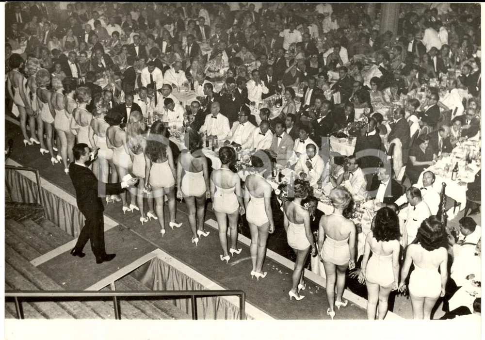 Fotografia d epoca originale 1960 BEIRUT LIBANO Concorrenti di MISS EUROPA davanti alla giuria Foto 18x13 1