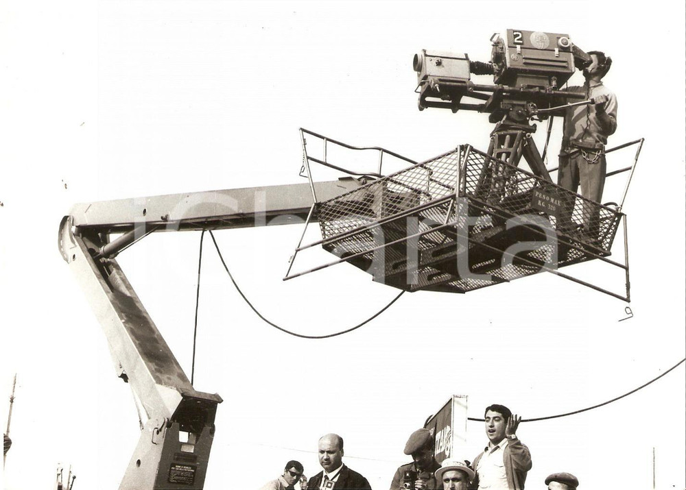 Fotografia d epoca originale 1967 50Â° GIRO D ITALIA Operatore RAI su una gru riprende ciclisti Foto 18x13 cm 1