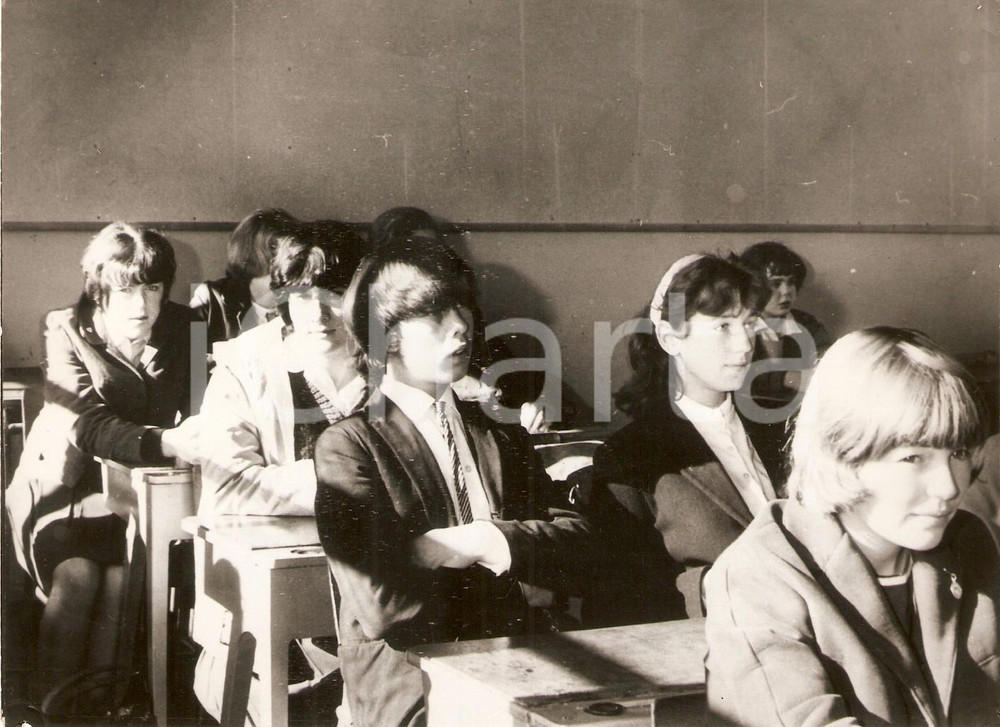 Fotografia d epoca originale 1964 BIRMINGHAM  BEATLEMANIA Studenti capelloni nella classe femminile Foto 1