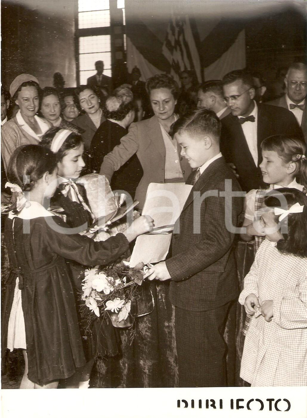 Fotografia d epoca originale 1956 NAPOLI Ambasciatore bambino Stanley WERLES porta giochi a bimbi poveri Foto 1